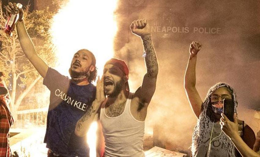Polis karakolu ateşe verildi! Göstericiler ve polis saatlerce çatıştı