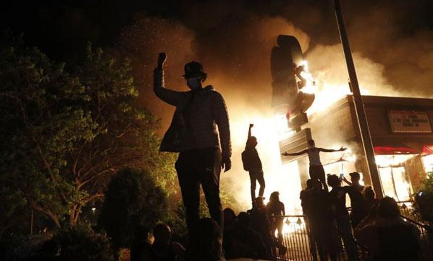 Polis karakolu ateşe verildi! Göstericiler ve polis saatlerce çatıştı
