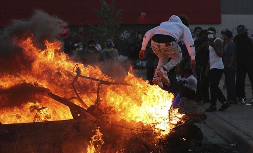 Polis karakolu ateşe verildi! Göstericiler ve polis saatlerce çatıştı