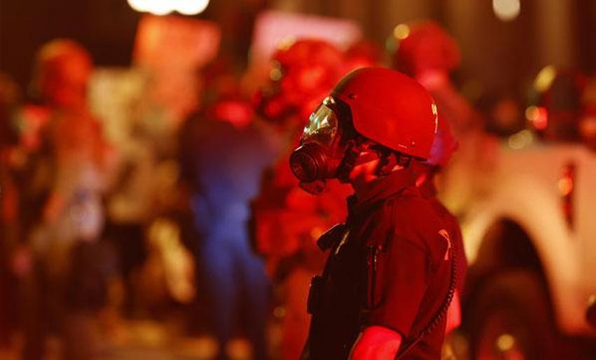 Polis karakolu ateşe verildi! Göstericiler ve polis saatlerce çatıştı