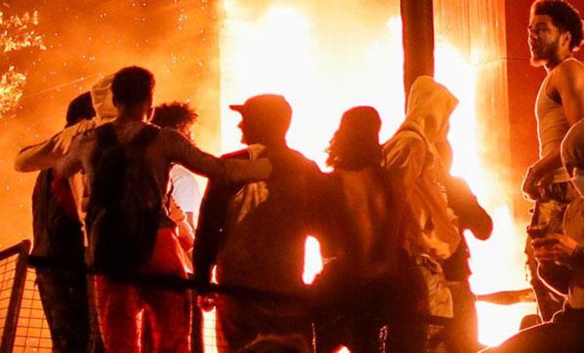 Polis karakolu ateşe verildi! Göstericiler ve polis saatlerce çatıştı