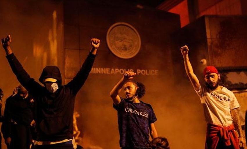 Polis karakolu ateşe verildi! Göstericiler ve polis saatlerce çatıştı