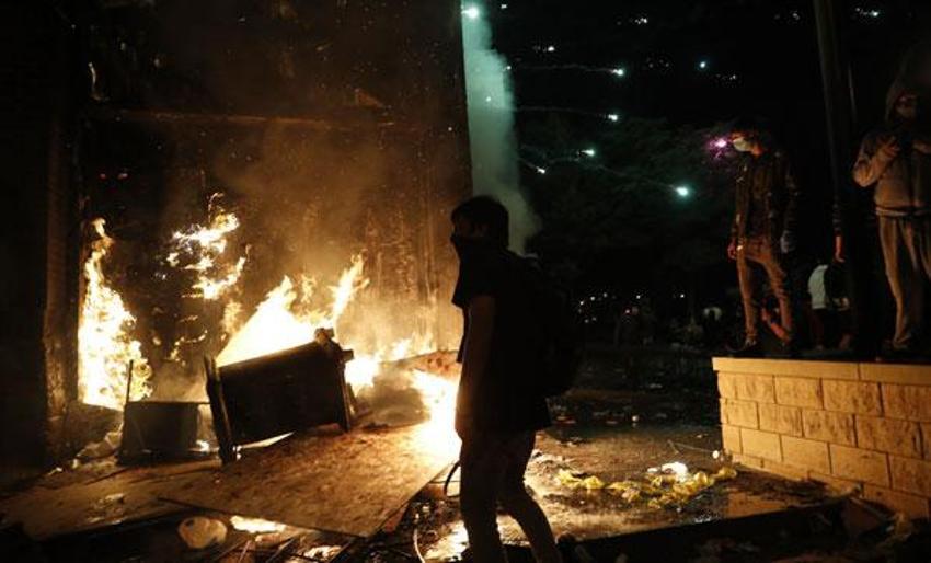 Polis karakolu ateşe verildi! Göstericiler ve polis saatlerce çatıştı