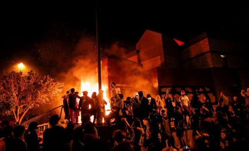 Polis karakolu ateşe verildi! Göstericiler ve polis saatlerce çatıştı