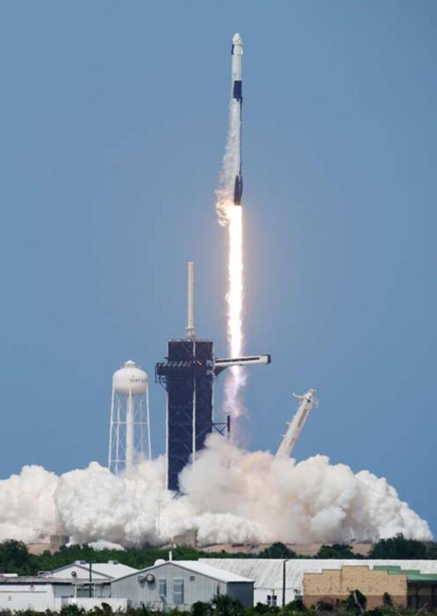 SpaceX'in ilk insanlı 'Crew Dragon' isimli uzay mekiği başarıyla fırlatıldı!