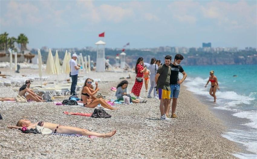 Antalya'da tatilciler maskeyle güneşlendi