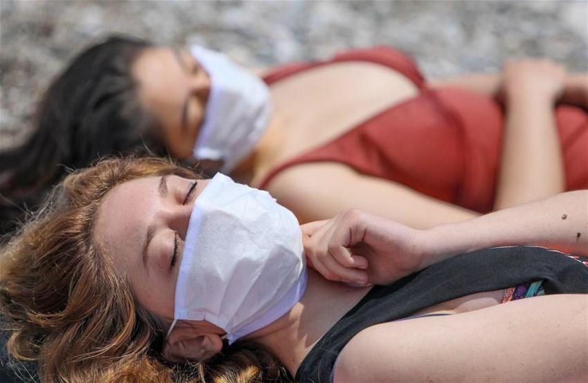 Antalya'da tatilciler maskeyle güneşlendi