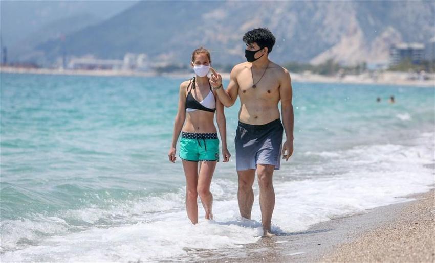 Antalya'da tatilciler maskeyle güneşlendi