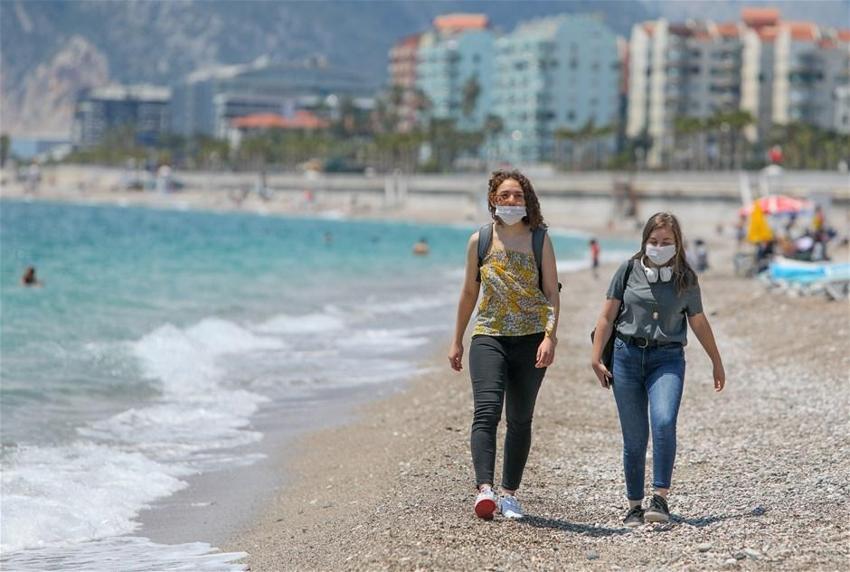 Antalya'da tatilciler maskeyle güneşlendi