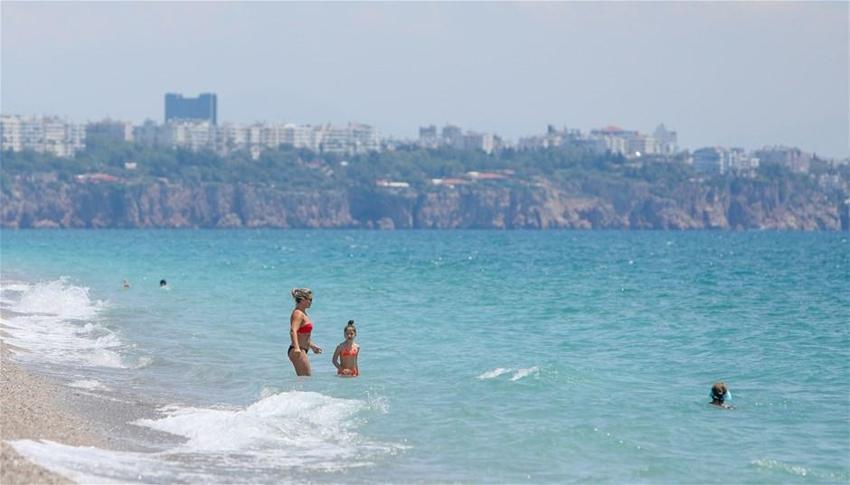 Antalya'da tatilciler maskeyle güneşlendi