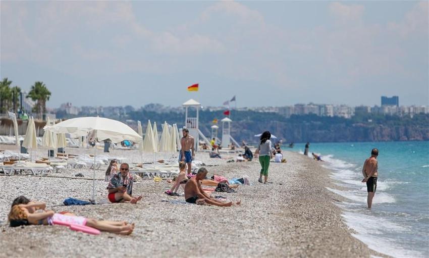 Antalya'da tatilciler maskeyle güneşlendi