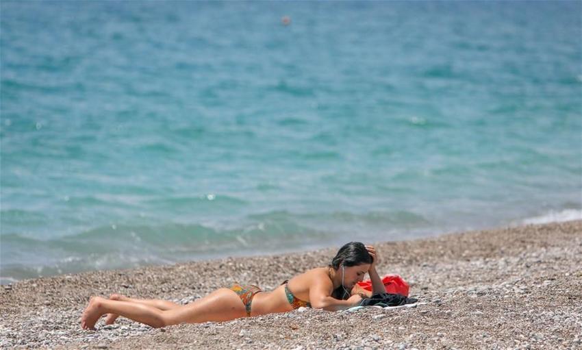 Antalya'da tatilciler maskeyle güneşlendi