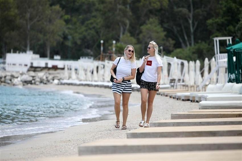 Antalya'da tatilciler maskeyle güneşlendi