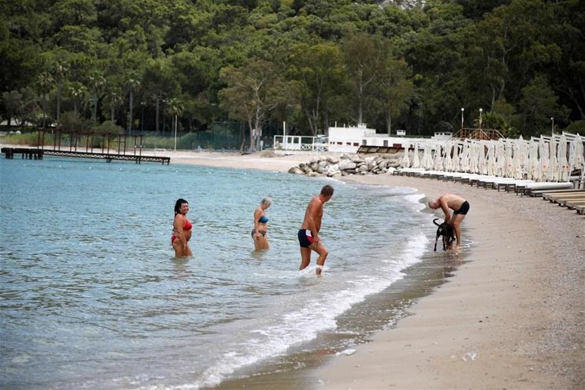 Antalya'da tatilciler maskeyle güneşlendi