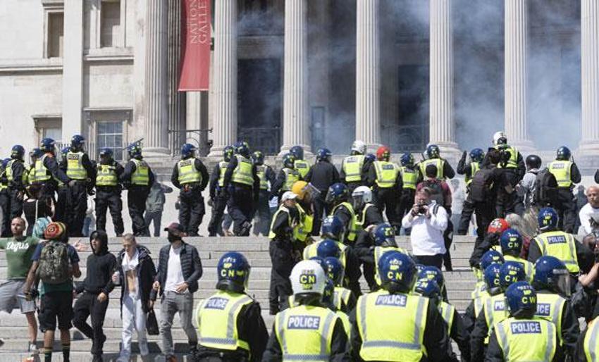 Londra'da savaş alanına döndü! Çatışma çıktı...