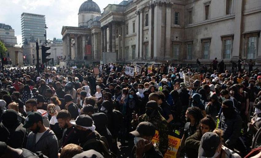 Londra'da savaş alanına döndü! Çatışma çıktı...