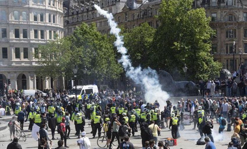 Londra'da savaş alanına döndü! Çatışma çıktı...