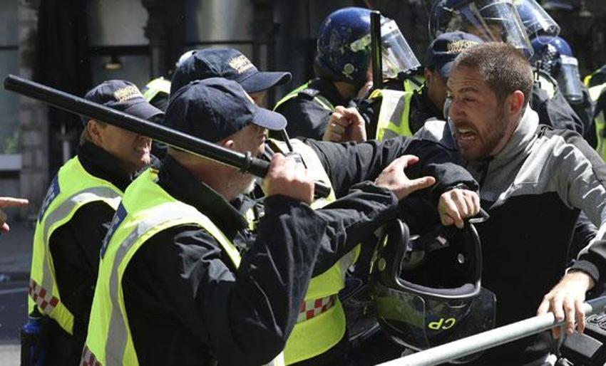 Londra'da savaş alanına döndü! Çatışma çıktı...