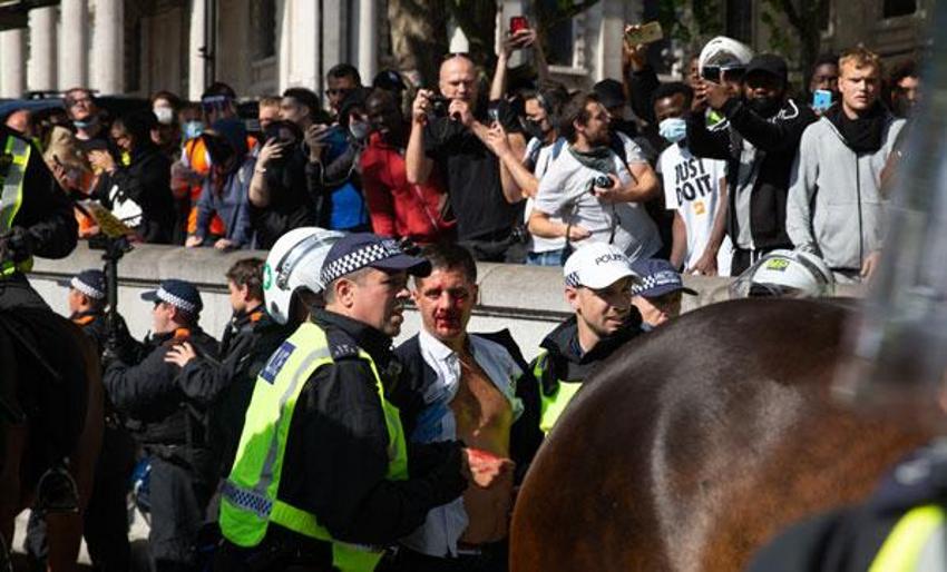 Londra'da savaş alanına döndü! Çatışma çıktı...