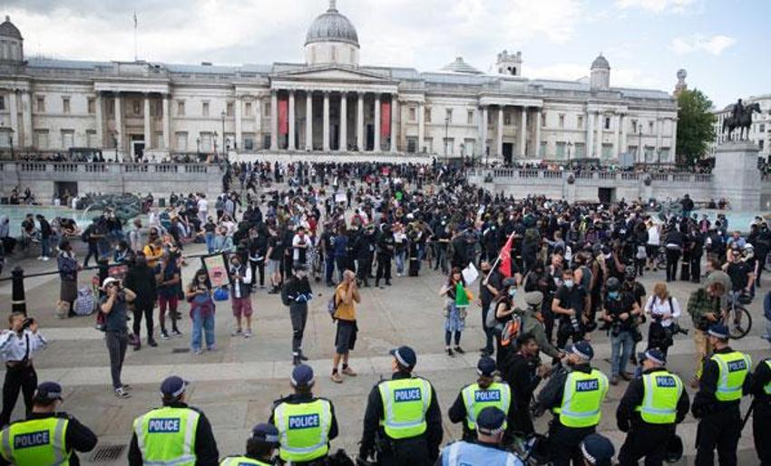 Londra'da savaş alanına döndü! Çatışma çıktı...