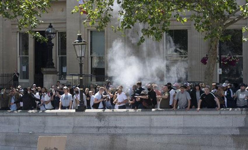 Londra'da savaş alanına döndü! Çatışma çıktı...