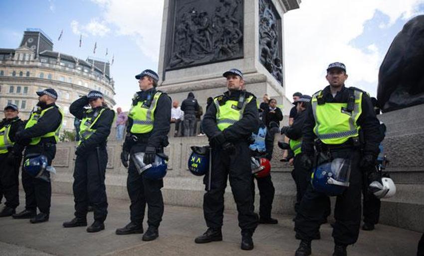 Londra'da savaş alanına döndü! Çatışma çıktı...