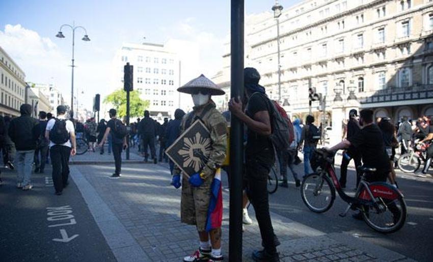 Londra'da savaş alanına döndü! Çatışma çıktı...