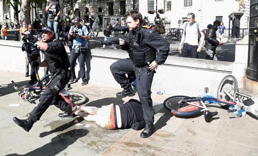 Londra'da savaş alanına döndü! Çatışma çıktı...