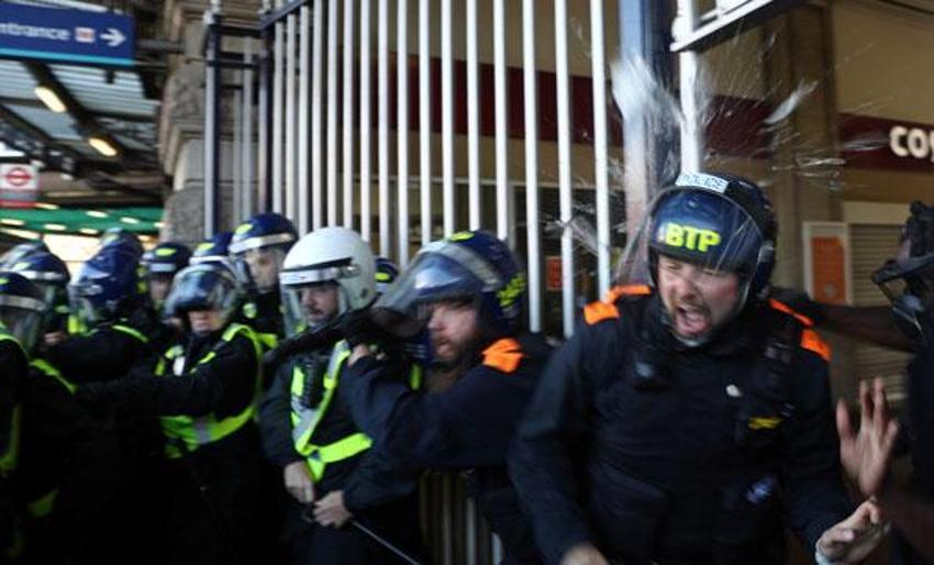 Londra'da savaş alanına döndü! Çatışma çıktı...