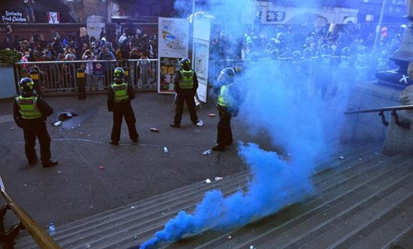 Londra'da savaş alanına döndü! Çatışma çıktı...