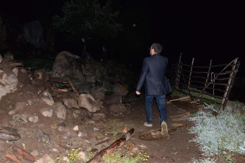 Depremde yıkılan evden 2 saat önce ayrılan aile faciadan kurtuldu!