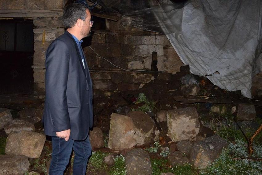 Depremde yıkılan evden 2 saat önce ayrılan aile faciadan kurtuldu!
