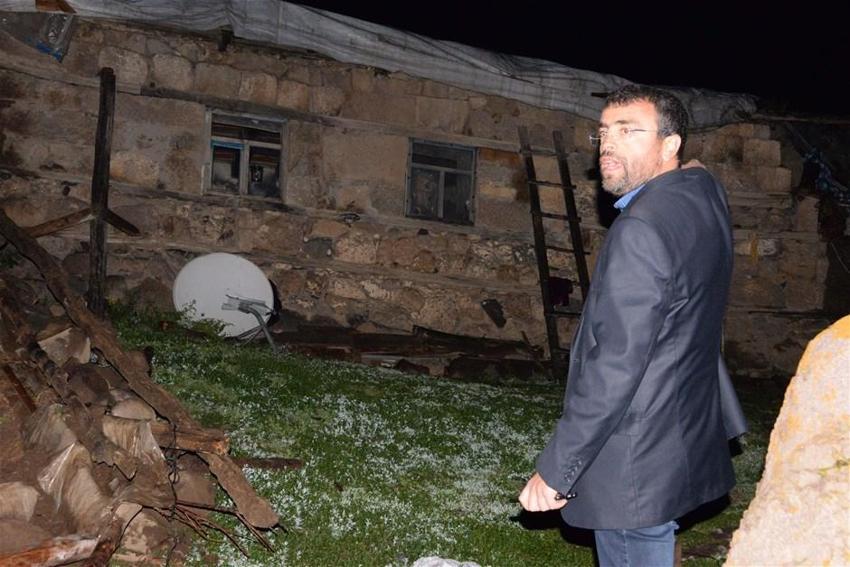 Depremde yıkılan evden 2 saat önce ayrılan aile faciadan kurtuldu!