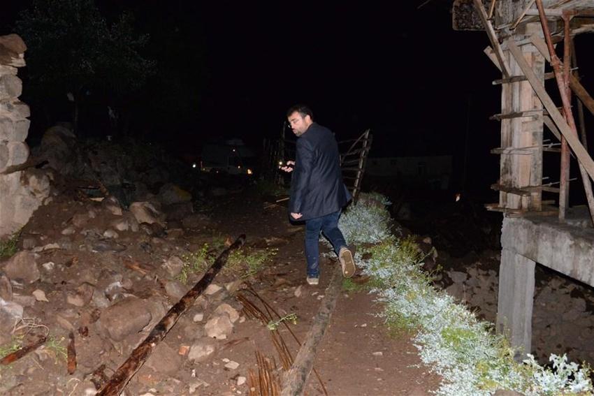 Depremde yıkılan evden 2 saat önce ayrılan aile faciadan kurtuldu!
