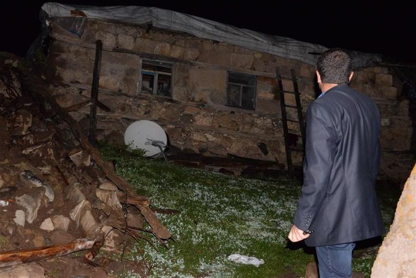 Depremde yıkılan evden 2 saat önce ayrılan aile faciadan kurtuldu!