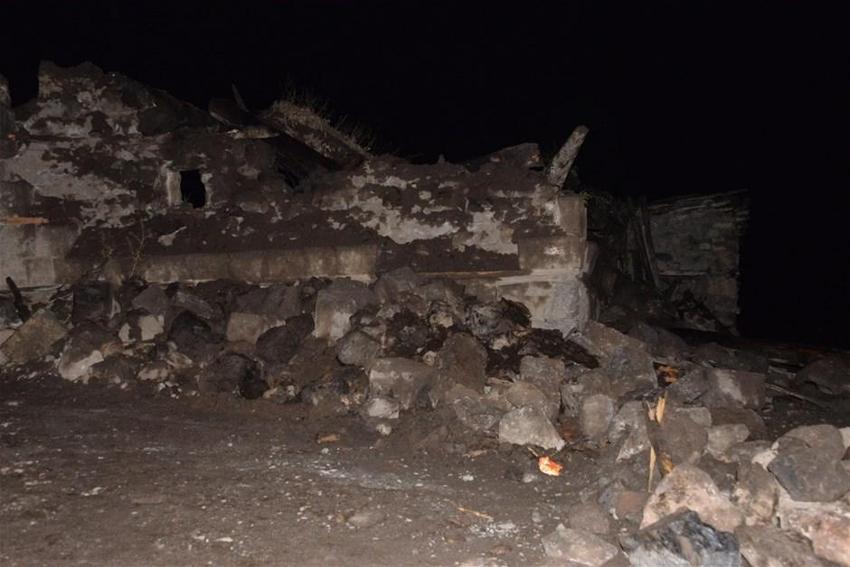 Depremde yıkılan evden 2 saat önce ayrılan aile faciadan kurtuldu!