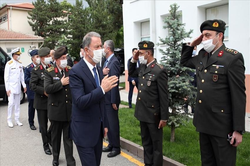 Bakan Akar, Sahra Solunum Cihazı ile yerli silahları inceledi