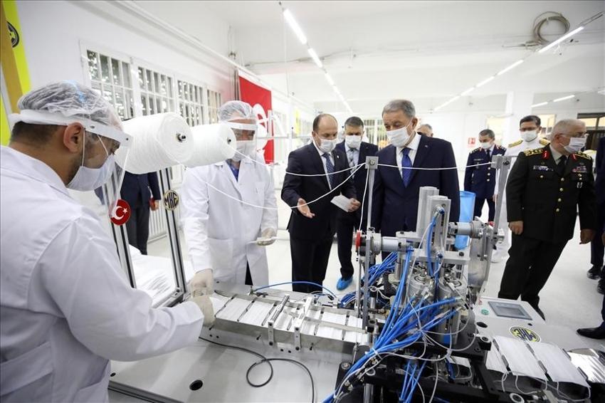 Bakan Akar, Sahra Solunum Cihazı ile yerli silahları inceledi