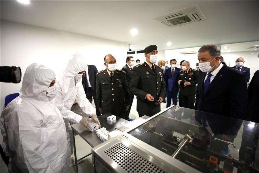 Bakan Akar, Sahra Solunum Cihazı ile yerli silahları inceledi
