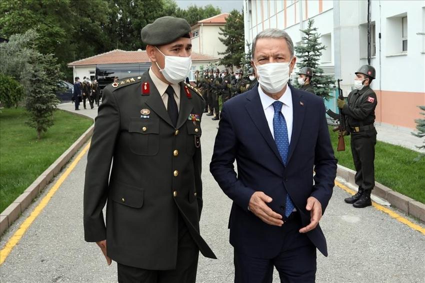 Bakan Akar, Sahra Solunum Cihazı ile yerli silahları inceledi