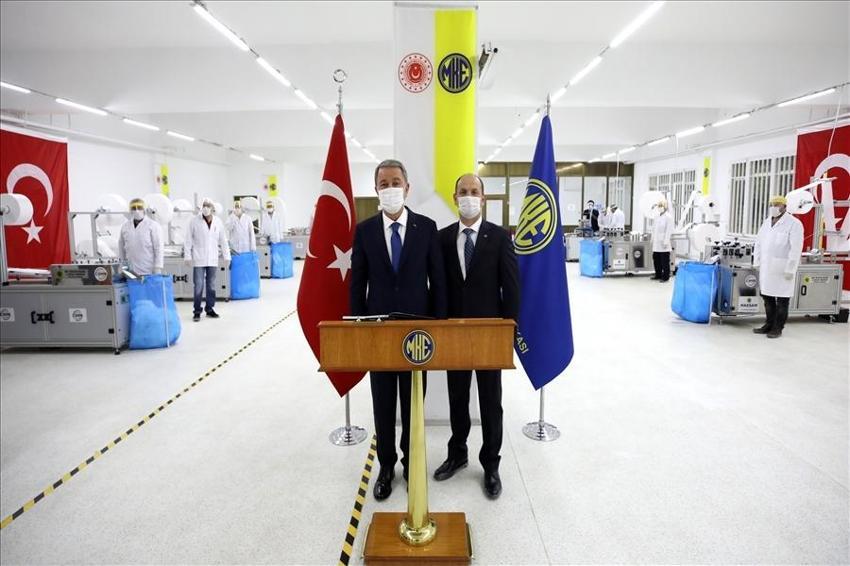 Bakan Akar, Sahra Solunum Cihazı ile yerli silahları inceledi