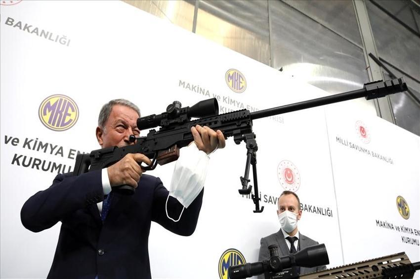 Bakan Akar, Sahra Solunum Cihazı ile yerli silahları inceledi