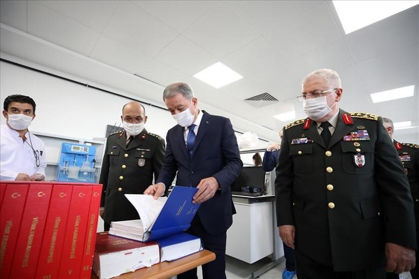 Bakan Akar, Sahra Solunum Cihazı ile yerli silahları inceledi