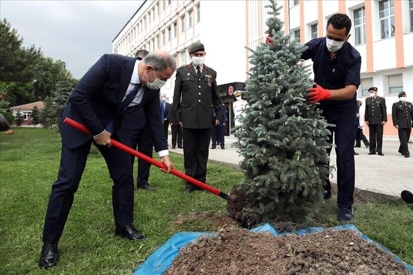 Bakan Akar, Sahra Solunum Cihazı ile yerli silahları inceledi