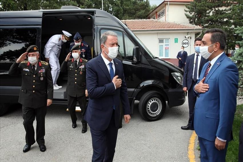 Bakan Akar, Sahra Solunum Cihazı ile yerli silahları inceledi