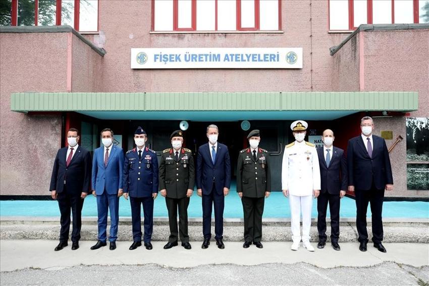 Bakan Akar, Sahra Solunum Cihazı ile yerli silahları inceledi