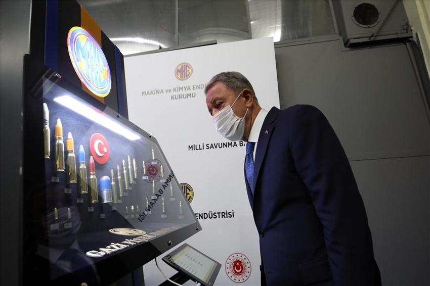 Bakan Akar, Sahra Solunum Cihazı ile yerli silahları inceledi