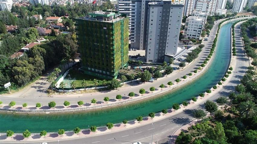 Sarmaşıklarla kaplı 10 katlı bina görüntüsüyle dikkat çekiyor