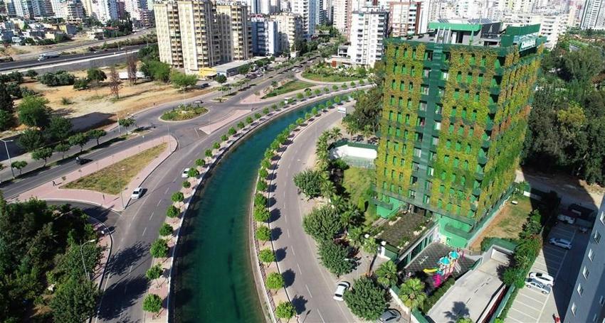Sarmaşıklarla kaplı 10 katlı bina görüntüsüyle dikkat çekiyor
