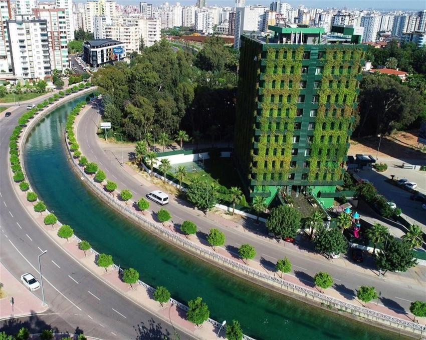 Sarmaşıklarla kaplı 10 katlı bina görüntüsüyle dikkat çekiyor